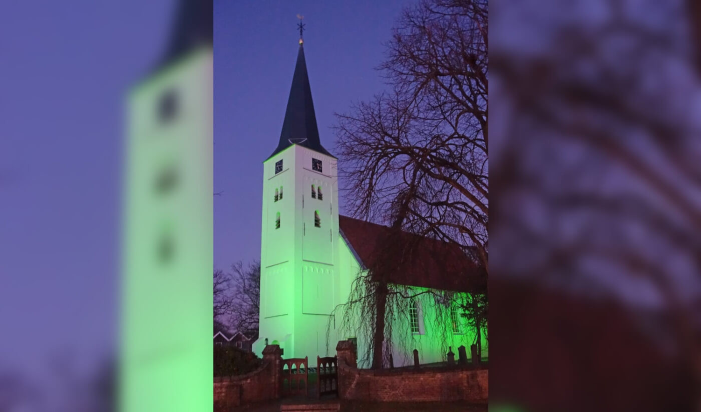 groene witte kerk uitkijkpost